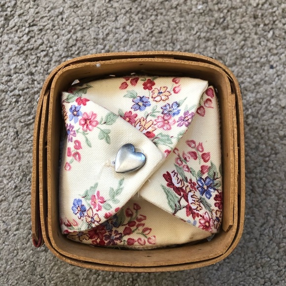 2002 Small Sweetest Gift Sweetheart Basket - Picture 3 of 9